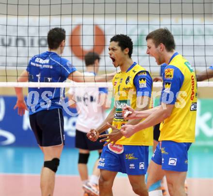 Volleyball. AVL Finalspiel. Aich/Dob gegen Hypo Tirol. Jubel DE SOUSA SEQUEIRA Valdir, HRUSKA Michal (Aich/Dob), Daniel Gavan (Tirol). Bleiburg, 24.4.2013.
Foto: Kuess

---
pressefotos, pressefotografie, kuess, qs, qspictures, sport, bild, bilder, bilddatenbank