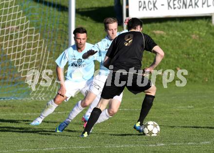 Fussball. Kaerntner Liga. Koettmannsdorf gegen St. Veit.  Buergler Stephan (Koettmannsdorf), Adunka Roman (St. Veit)... Koettmannsdorf, 24.4.2013.
Foto: Kuess
---
pressefotos, pressefotografie, kuess, qs, qspictures, sport, bild, bilder, bilddatenbank