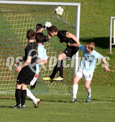 Fussball. Kaerntner Liga. Koettmannsdorf gegen St. Veit. Hutter Christian,  Radinger Patrick Peter (Koettmannsdorf), Groinig Raphael, Pirmann Manuel (St. Veit). Koettmannsdorf, 24.4.2013.
Foto: Kuess
---
pressefotos, pressefotografie, kuess, qs, qspictures, sport, bild, bilder, bilddatenbank