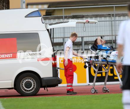 Fussball Regionalliga. VSV gegen Sturm Graz Amateure.  Daniel Pirker, verletzt, Rettung (VSV). Villach, 26.4.2013.
Foto: Kuess
---
pressefotos, pressefotografie, kuess, qs, qspictures, sport, bild, bilder, bilddatenbank