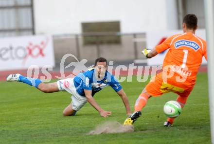 Fussball Regionalliga. VSV gegen Sturm Graz Amateure. Marco Reich, (VSV), Christian Gratzei  (Graz). Villach, 26.4.2013.
Foto: Kuess
---
pressefotos, pressefotografie, kuess, qs, qspictures, sport, bild, bilder, bilddatenbank