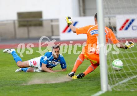 Fussball Regionalliga. VSV gegen Sturm Graz Amateure. Marco Reich, (VSV), Christian Gratzei  (Graz).. Villach, 26.4.2013.
Foto: Kuess
---
pressefotos, pressefotografie, kuess, qs, qspictures, sport, bild, bilder, bilddatenbank