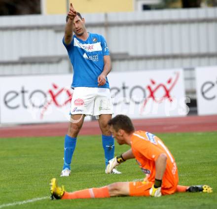 Fussball Regionalliga. VSV gegen Sturm Graz Amateure. Marco Reich,(VSV),  Christian Gratzei  (Graz). Villach, 26.4.2013.
Foto: Kuess
---
pressefotos, pressefotografie, kuess, qs, qspictures, sport, bild, bilder, bilddatenbank