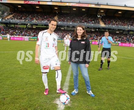 Fussball. OEB Cup.  RZ Pellets WAC gegen SK Puntigamer Sturm Graz.  Ankick Liendl Michael, Eva Weissenberger. Wolfsberg, 27.4.2013.
Foto: Kuess

---
pressefotos, pressefotografie, kuess, qs, qspictures, sport, bild, bilder, bilddatenbank