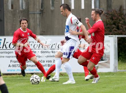 Fussball Regionalliga. SAK gegen DSV Leoben. Goran Jolic, (SAK),  Martin Petkov,  Gergely Fueza (Leoben), Klagenfurt, 27.4.2013.
Foto: Kuess
---
pressefotos, pressefotografie, kuess, qs, qspictures, sport, bild, bilder, bilddatenbank