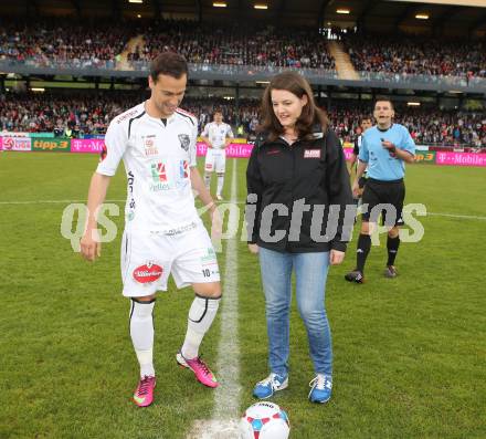 Fussball. OEB Cup.  RZ Pellets WAC gegen SK Puntigamer Sturm Graz.  Ankick Liendl Michael, Eva Weissenberger. Wolfsberg, 27.4.2013.
Foto: Kuess

---
pressefotos, pressefotografie, kuess, qs, qspictures, sport, bild, bilder, bilddatenbank