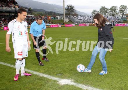 Fussball. OEB Cup.  RZ Pellets WAC gegen SK Puntigamer Sturm Graz.  Ankick Liendl Michael, Eva Weissenberger. Wolfsberg, 27.4.2013.
Foto: Kuess

---
pressefotos, pressefotografie, kuess, qs, qspictures, sport, bild, bilder, bilddatenbank