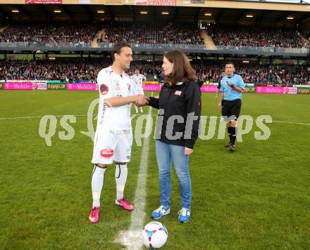 Fussball. OEB Cup.  RZ Pellets WAC gegen SK Puntigamer Sturm Graz.  Ankick Liendl Michael, Eva Weissenberger. Wolfsberg, 27.4.2013.
Foto: Kuess

---
pressefotos, pressefotografie, kuess, qs, qspictures, sport, bild, bilder, bilddatenbank