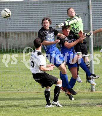 Fussball. Kaerntner Liga. Bleiburg gegen Steinfeld. Pevec Robert (Bleiburg), Boeck Patrick ChristianGaspersic Roman Stefan, Preissl Alexander (Steinfeld).
Bleiburg, 1.5.2013.
Foto: Kuess
---
pressefotos, pressefotografie, kuess, qs, qspictures, sport, bild, bilder, bilddatenbank