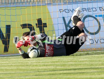 Fussball Kaerntner Liga. St. Veit gegen Maria Saal. Wolgang Karner, haelt einen Elfmeter (Maria Saal).
St. Veit, 3.5.2013.
Foto: Kuess
---
pressefotos, pressefotografie, kuess, qs, qspictures, sport, bild, bilder, bilddatenbank