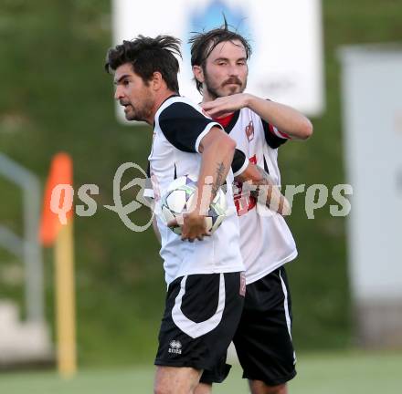 Fussball Kaerntner Liga. St. Veit gegen Maria Saal.Torjubel Araujo Da Silva Filho Aldamir, Roland Krenn (Maria Saal).
St. Veit, 3.5.2013.
Foto: Kuess
---
pressefotos, pressefotografie, kuess, qs, qspictures, sport, bild, bilder, bilddatenbank