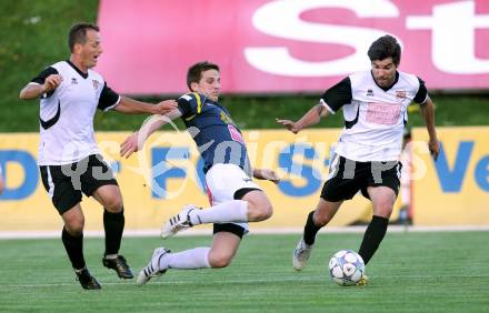 Fussball Kaerntner Liga. St. Veit gegen Maria Saal. Michael Rebernig,  (St.Veit), Lucian Florin Orga, Araujo Da Silva Filho Aldamir (Maria Saal).
St. Veit, 3.5.2013.
Foto: Kuess
---
pressefotos, pressefotografie, kuess, qs, qspictures, sport, bild, bilder, bilddatenbank