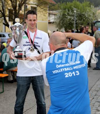 Volleyball. Aich/Dob. Meisterfeier. Kapitaen Miha Kosl mit Meisterpokal. Bleiburg, 1.5.2013.
Foto: Kuess
---
pressefotos, pressefotografie, kuess, qs, qspictures, sport, bild, bilder, bilddatenbank