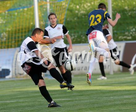 Fussball Kaerntner Liga. St. Veit gegen Maria Saal. Roman Adunka, Lucian (St.Veit), Florin Orga  (Maria Saal).
St. Veit, 3.5.2013.
Foto: Kuess
---
pressefotos, pressefotografie, kuess, qs, qspictures, sport, bild, bilder, bilddatenbank