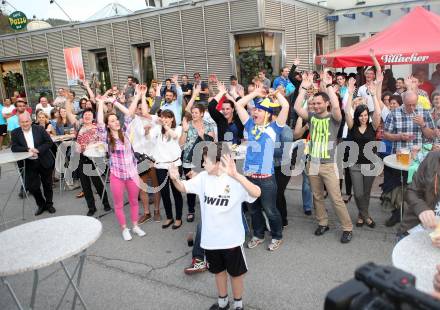 Volleyball. Aich/Dob. Meisterfeier. Fans. Bleiburg, 1.5.2013.
Foto: Kuess
---
pressefotos, pressefotografie, kuess, qs, qspictures, sport, bild, bilder, bilddatenbank