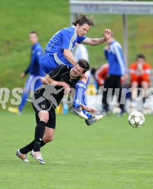 Fussball Kaerntner Liga. Koettmannsdorf gegen Treibach. Daniel Globotschnig (Koettmannsdorf, Gunter Stoxreiter (Treibach). Koettmannsdorf, am 5.5.2013.
Foto: Kuess 
---
pressefotos, pressefotografie, kuess, qs, qspictures, sport, bild, bilder, bilddatenbank