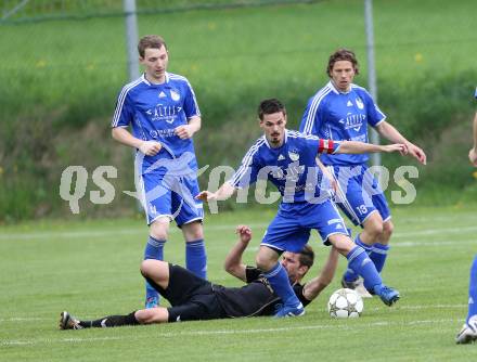 Fussball Kaerntner Liga. Koettmannsdorf gegen Treibach. Zsolt Vari (Koettmannsdorf), Philipp Klaming, Mario Mattersdorfer,  Gunther Stoxreiter (Treibach). Koettmannsdorf, am 5.5.2013.
Foto: Kuess 
---
pressefotos, pressefotografie, kuess, qs, qspictures, sport, bild, bilder, bilddatenbank