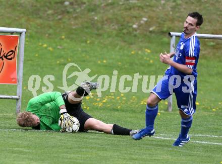 Fussball Kaerntner Liga. Koettmannsdorf gegen Treibach. Marc Baumgartner(Koettmannsdorf), Mario Mattersdorfer (Treibach). Koettmannsdorf, am 5.5.2013.
Foto: Kuess 
---
pressefotos, pressefotografie, kuess, qs, qspictures, sport, bild, bilder, bilddatenbank