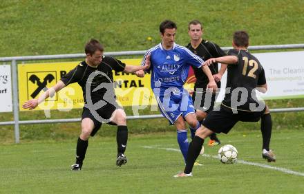 Fussball Kaerntner Liga. Koettmannsdorf gegen Treibach.   Patrick Radinger, Daniel Globotschnig  (Koettmannsdorf), Andreas Wolfger (Treibach). Koettmannsdorf, am 5.5.2013.
Foto: Kuess 
---
pressefotos, pressefotografie, kuess, qs, qspictures, sport, bild, bilder, bilddatenbank