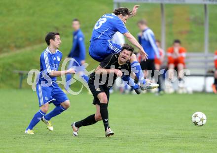 Fussball Kaerntner Liga. Koettmannsdorf gegen Treibach. Daniel Globotschnig (Koettmannsdorf, Gunter Stoxreiter (Treibach). Koettmannsdorf, am 5.5.2013.
Foto: Kuess 
---
pressefotos, pressefotografie, kuess, qs, qspictures, sport, bild, bilder, bilddatenbank