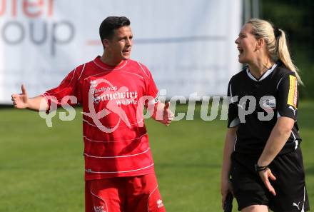 Fussball Unterliga Ost. Ludmannsdorf gegen Woelfnitz. Rene Primig (Woelfnitz), Schiedsrichter Assistentin Michaela Prutej. Ludmannsdorf, am 9.5.2013.
Foto: Kuess
---
pressefotos, pressefotografie, kuess, qs, qspictures, sport, bild, bilder, bilddatenbank