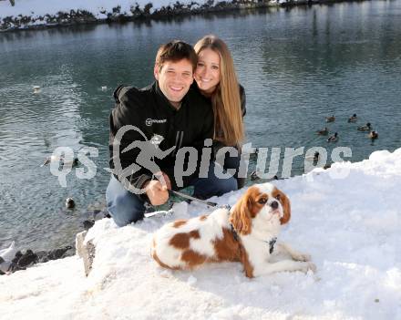 Eishockey. VSV.  Derek Damon mit Freundin Andrea. Villach, 19.1.2013.
Foto: Kuess
---
pressefotos, pressefotografie, kuess, qs, qspictures, sport, bild, bilder, bilddatenbank