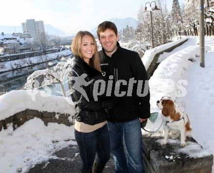 Eishockey. VSV.  Derek Damon mit Freundin Andrea. Villach, 19.1.2013.
Foto: Kuess
---
pressefotos, pressefotografie, kuess, qs, qspictures, sport, bild, bilder, bilddatenbank