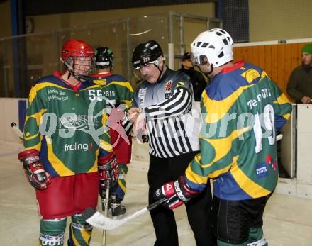 Eishockey. UHL. Team 0815. Hubert Jesse, Gerd Kogelnig, Schiedsrichter Hermann Skreinig. Voelkermarkt, 1.2.2013.
Foto: Kuess
---
pressefotos, pressefotografie, kuess, qs, qspictures, sport, bild, bilder, bilddatenbank