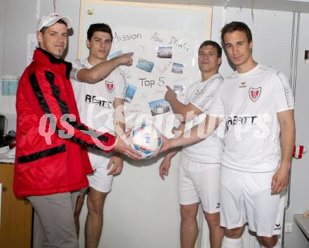 Fussball Kaerntner Liga. ATUS Ferlach. Trainer Mario Verdel, Lukas Jaklitsch, Thomas Waldhauser, Alexander Krainer. Ferlach, am  21.4.2013.
Foto: Kuess
---
pressefotos, pressefotografie, kuess, qs, qspictures, sport, bild, bilder, bilddatenbank