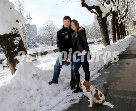 Eishockey. VSV.  Derek Damon mit Freundin Andrea. Villach, 19.1.2013.
Foto: Kuess
---
pressefotos, pressefotografie, kuess, qs, qspictures, sport, bild, bilder, bilddatenbank