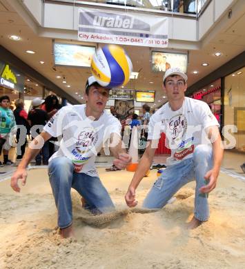 Beachvolleyball. Alexander Huber, Robin Seidl. City Arkaden. Klagenfurt, am 10.5.2013.
Foto: Kuess
---
pressefotos, pressefotografie, kuess, qs, qspictures, sport, bild, bilder, bilddatenbank