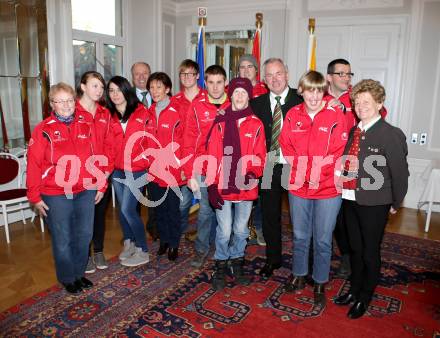 Behindertensport. Special Olympics Weltwinterspiele. Verabschiedung der Sportler. Rosemarie Mittermeier (Ski Nordisch), Melanie Zojer (Ski Alpin), Julia Poellinger (Ski Alpin), Walter Ebner (Rettet das Kind), Irmi Gerngross (Trainer), Claudia Pichler (Betreuer), Rene Wernig (Ski Nordisch), Roman Haller (Ski Nordisch), Guntram Stark (Trainer), Landeshauptmann Gerhard Doerfler, Isabella Jost (Ski Nordisch), Markus Tarman (Ski Nordisch), Kaethe Konrad. Klagenfurt, 9.1.2013.
Foto: Kuess 
---
pressefotos, pressefotografie, kuess, qs, qspictures, sport, bild, bilder, bilddatenbank