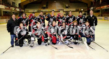 Eishockey. Nachwuchsmeisterschaft. Tarco Woelfe U16. Mannschaftsfoto. Klagenfurt, am 3.2.2013.
Foto: Kuess
---
pressefotos, pressefotografie, kuess, qs, qspictures, sport, bild, bilder, bilddatenbank