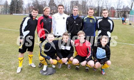 Fussball Unterliga Ost. KAC 1909 gegen Kuehnsdorf. Hinten von links: Haris Malkoc, Oliver Pucher, Daniel Duller, Patrick Nachbar, Heinz Worsch, Robert Matic. Vorne von links: Gerald Eberhard, Manuel Krainz, Timo Serno, Helmut Schwab (Kuehnsdorf).  Klagenfurt, am 1.4.2013.
Foto: Kuess
---
pressefotos, pressefotografie, kuess, qs, qspictures, sport, bild, bilder, bilddatenbank