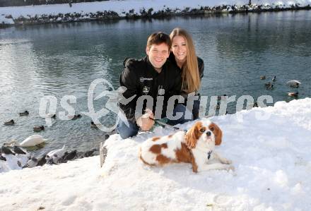 Eishockey. VSV.  Derek Damon mit Freundin Andrea. Villach, 19.1.2013.
Foto: Kuess
---
pressefotos, pressefotografie, kuess, qs, qspictures, sport, bild, bilder, bilddatenbank