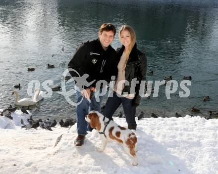 Eishockey. VSV.  Derek Damon mit Freundin Andrea. Villach, 19.1.2013.
Foto: Kuess
---
pressefotos, pressefotografie, kuess, qs, qspictures, sport, bild, bilder, bilddatenbank