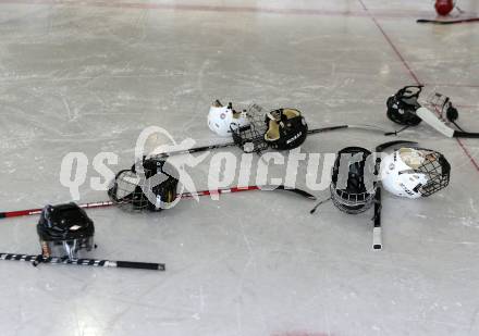 Eishockey. Feature. Eishockeyausruestung. Helm, Schlaeger. 
Foto: kuess
---
pressefotos, pressefotografie, kuess, qs, qspictures, sport, bild, bilder, bilddatenbank