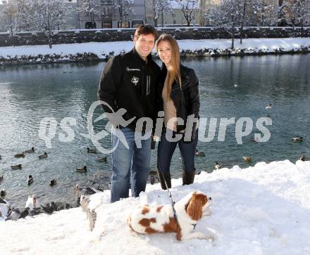 Eishockey. VSV.  Derek Damon mit Freundin Andrea. Villach, 19.1.2013.
Foto: Kuess
---
pressefotos, pressefotografie, kuess, qs, qspictures, sport, bild, bilder, bilddatenbank