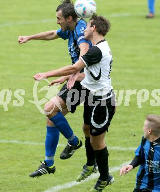 Fussball Kaerntner Liga. Maria Saal gegen SG Drautal. Bernhard Walzl,  (Maria Saal), Daniel Trupp (Drautal). Maria Saal, 11.4.2013.
Foto: Kuess
---
pressefotos, pressefotografie, kuess, qs, qspictures, sport, bild, bilder, bilddatenbank