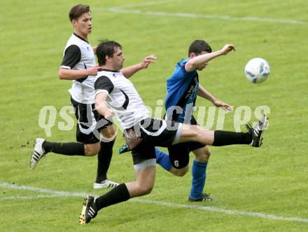 Fussball Kaerntner Liga. Maria Saal gegen SG Drautal. Christoph Noessler,  (Maria Saal), Patrick Fina (Drautal). Maria Saal, 11.4.2013.
Foto: Kuess
---
pressefotos, pressefotografie, kuess, qs, qspictures, sport, bild, bilder, bilddatenbank