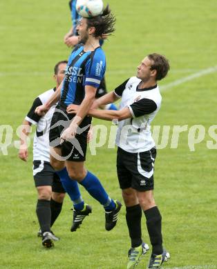 Fussball Kaerntner Liga. Maria Saal gegen SG Drautal. Bernhard Walzl,  (Maria Saal), Daniel Trupp (Drautal). Maria Saal, 11.4.2013.
Foto: Kuess
---
pressefotos, pressefotografie, kuess, qs, qspictures, sport, bild, bilder, bilddatenbank