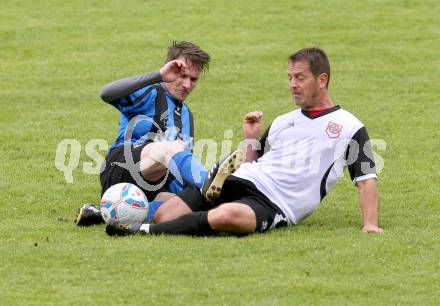 Fussball Kaerntner Liga. Maria Saal gegen SG Drautal. Lucian Florin Orga,  (Maria Saal), Rudolf Sandriesser (Drautal). Maria Saal, 11.4.2013.
Foto: Kuess
---
pressefotos, pressefotografie, kuess, qs, qspictures, sport, bild, bilder, bilddatenbank