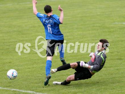 Fussball Kaerntner Liga. Maria Saal gegen SG Drautal. Wolfgang Karner,  (Maria Saal), Patrick Fina (Drautal). Maria Saal, 11.4.2013.
Foto: Kuess
---
pressefotos, pressefotografie, kuess, qs, qspictures, sport, bild, bilder, bilddatenbank