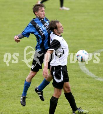 Fussball Kaerntner Liga. Maria Saal gegen SG Drautal. Bernhard Walzl, (Maria Saal), Rudolf Sandriesser  (Drautal). Maria Saal, 11.4.2013.
Foto: Kuess
---
pressefotos, pressefotografie, kuess, qs, qspictures, sport, bild, bilder, bilddatenbank