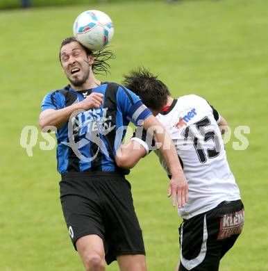 Fussball Kaerntner Liga. Maria Saal gegen SG Drautal. Christoph Noessler,  (Maria Saal), Daniel Trupp (Drautal). Maria Saal, 11.4.2013.
Foto: Kuess
---
pressefotos, pressefotografie, kuess, qs, qspictures, sport, bild, bilder, bilddatenbank