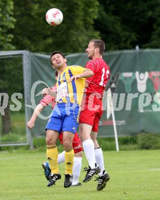 Fussball. Unterliga Ost. Woelfnitz gegen Liebenfels. Wrulich Christoph (Woelfnitz), Miloti Auron (Liebenfels). Woelfnitz, 12.5.2013.
Foto: Kuess 
---
pressefotos, pressefotografie, kuess, qs, qspictures, sport, bild, bilder, bilddatenbank