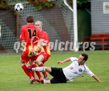 Fussball. Kaerntner Liga. ATSV Wolfsberg gegen WAC Amateure. Joham Christoph Raphael, Stoni Marcel Maximilian (Wolfsberg), Salentinig Martin (WAC Amateure). Wolfsberg, 16. 5. 2013.
Foto: Kuess
---
pressefotos, pressefotografie, kuess, qs, qspictures, sport, bild, bilder, bilddatenbank