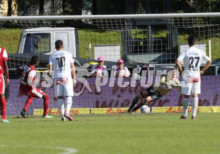 Fussball Bundesliga. RZ Pellets WAC gegen FC Admira Wacker Moedling.  Max Friesacher haelt den Elfmeter von Issiaka Ouedraogo (WAC). Wolfsberg, 18.5.2013.
Foto: Kuess

---
pressefotos, pressefotografie, kuess, qs, qspictures, sport, bild, bilder, bilddatenbank