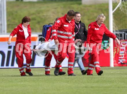 Fussball Bundesliga. RZ Pellets WAC gegen FC Admira Wacker Moedling.  Juergen Macho wird verletzt vom Platz getragen (Moedling). Wolfsberg, 18.5.2013.
Foto: Kuess

---
pressefotos, pressefotografie, kuess, qs, qspictures, sport, bild, bilder, bilddatenbank