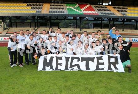 Fussball Kaerntner Liga. WAC Amateure gegen Lienz. Meisterjubel WAC. Wolfsberg, am 25.5.2013.
Foto: Kuess
---
pressefotos, pressefotografie, kuess, qs, qspictures, sport, bild, bilder, bilddatenbank